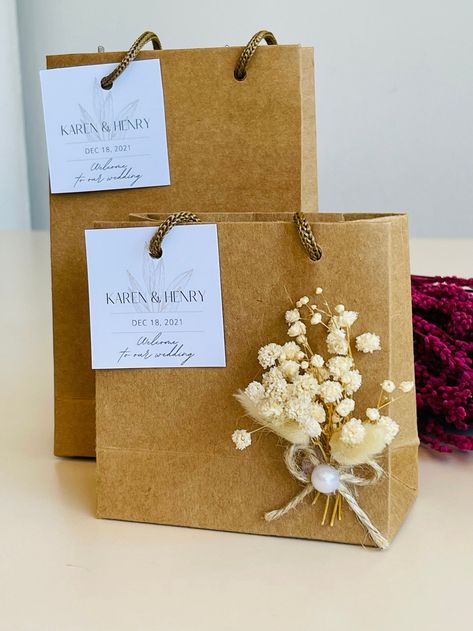 Welcome Bags For Wedding Guests, Flower Bags, Bohemian Baby Shower, Personalized Bags, Welcome Bag, Gift Wrapping Inspiration, Floral Arrangements Diy, Wedding Gift Bags, Wedding Welcome Bags