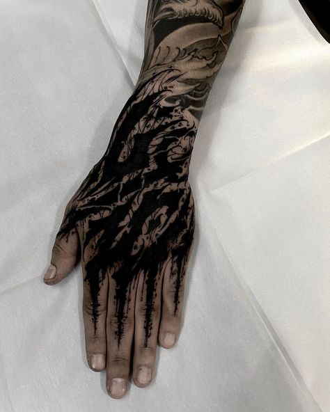 Cover Hand Tattoo, Dark Hand Tattoos For Men, Hand Tattoo Cover Up, Biomechanical Tattoo Design, Warrior Tattoo Sleeve, Tattoo Catalog, Black Tattoo Cover Up, Knuckle Tattoos, Black Rose Tattoos