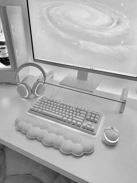 Black Keyboard Aesthetic, White Keyboard Aesthetic, White Set Up, White Setup, White Desk Setup, Bedroom Ideas For Small Rooms Cozy, Computer Set, Pc Setups, Desktop Setup