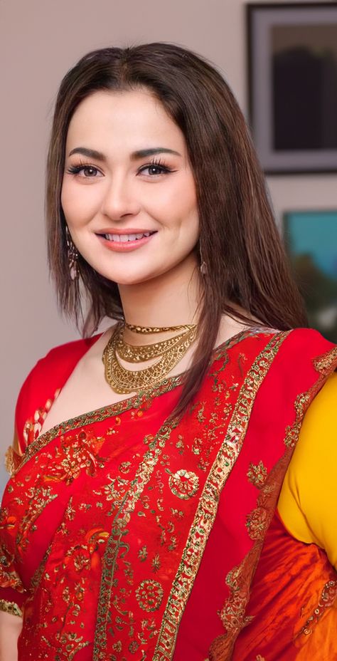 Lara Craft, Haniya Amir, Bangs Cut, Hania Aamir, Bhojpuri Actress, Hania Amir, Celebrity Casual Outfits, Actress Wallpaper, Best Of Both Worlds