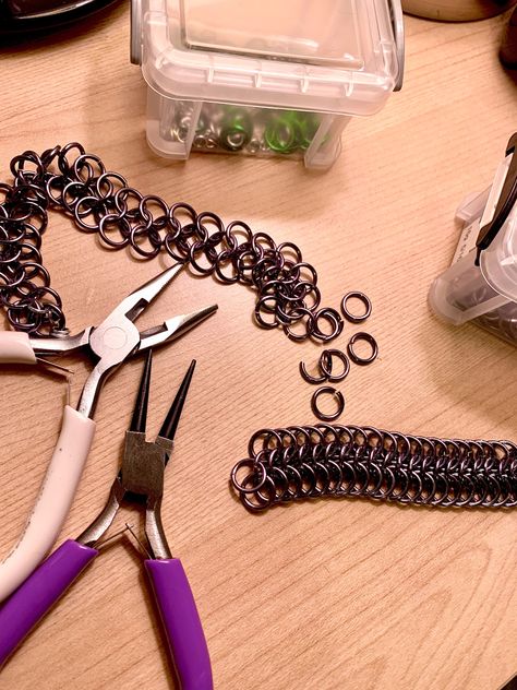 This post goes through creating both the 4 in 1 and 6 in 1 chain. #chainmaille #bracelets #jewelry #diy #jewelrytutorial #chainmailletutorial #chainmaille4in1 #chainmaille6in1 Chainmaille Jewelry Patterns, Chainmaille Tutorial, Jump Ring Jewelry, Chainmaille Bracelet, Chain Maille Jewelry, Jewelry Pliers, Green Rings, Set Patterns, Bracelets Jewelry