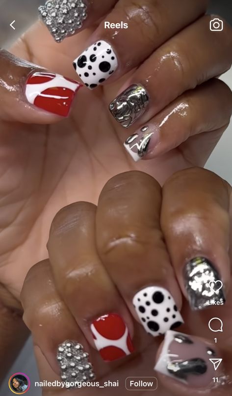 Minimalist Nail Ideas Short, Mini Nail Designs, Short Nails Ideas Cherry, Concert Nail Designs, Winter Short Acrylic Nails, Red Nails On Black Women, Red And Black Short Nails, Red Nails Acrylic Design, 90s Theme Nails