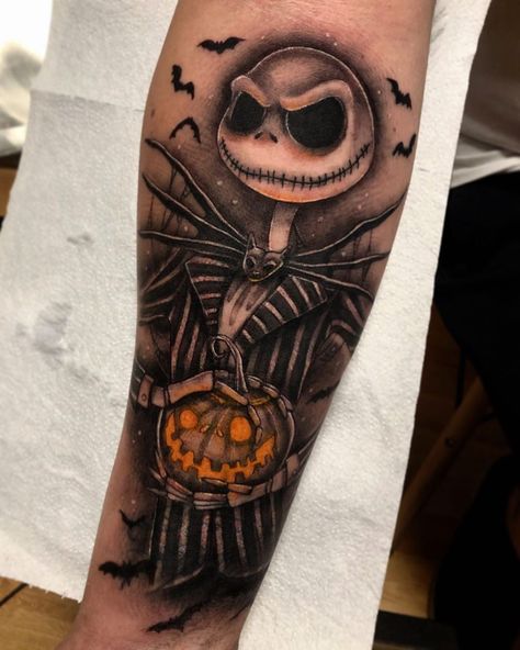 BESERK on Instagram: “💀🎃 An incredible Jack Skellington tattoo by @mariaroblestattoo! 🎃💀⁠ .⁠ .⁠ .⁠ .⁠ .⁠ #halloween #halloween2019 #spoopy #halloweeneveryday…” Jack Skeleton Tattoo, Nightmare Before Christmas Tattoo Ideas, Christmas Tattoo Ideas, Skellington Tattoo, Tattoo Art Drawings Sketches, Jack Skellington Tattoo, Halloween Tattoos Sleeve, Tim Burton Tattoo, Jack Tattoo