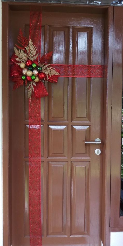 Christmas Doorway Decorations Indoor, Chrismast Decoration Ideas, Christmas Decorations Centerpiece, Christmas Decorations Apartment, Christmas Dining Table, Diy Christmas Ornament, Christmas Decor Inspiration, Easy Christmas Decorations, Fun Christmas Decorations