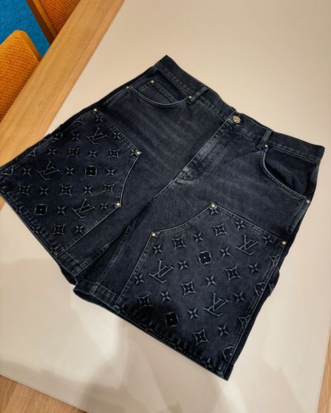 These denim shorts in black washed tones are a summer wardrobe essential. Their carpenter details, which include chaps and ogive pockets, are embellished with an embossed allover Monogram. This versatile casual piece has a matching workwear jacket for an effortless and trendy look. #leaguefits #louisvuitton #louisvuittonbags #louisvuittonbag #louisvuittonaddict #louisvuittonlover #lvcommunity #lvworld #leaguefits #hypebeast #saks #fashionblogger #lvmonogram #lvmens #travel #luxurylifestyle ... Grey Pants Outfit, Carpenter Shorts, Summer Wardrobe Essentials, Ny Fashion, Streetstyle Fashion, Workwear Jacket, Lv Monogram, Grey Pants, Pants Outfit