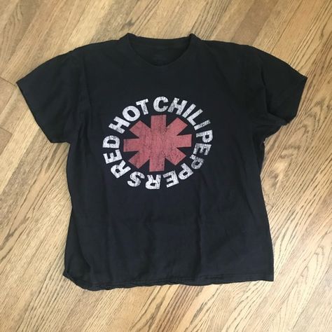 RED HOT CHILI PEPPERS T-SHIRT Basira Hussain, Bsd Merch, Red Hot Chili Peppers Shirt, Red Hot Chili Peppers Band, Rock And Roll Fashion, Warm Weather Outfits, White Crewneck, Fire Fits, Red Hot Chili Peppers