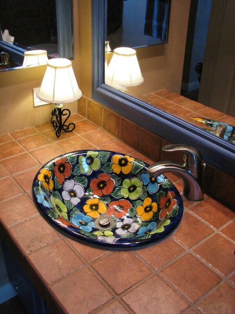 .baño Ranch Home Bathroom, Mexican Tile Bathroom, Mexican Sink, Mexican Bathroom, Moroccan Sink, Modern Furniture Design, Furniture Design Ideas, Spanish Decor, Mexican Home Decor