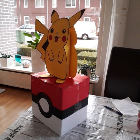 Charizard Valentines Boxes, Pikachu Valentine Box Ideas, Pokeball Valentine Box Ideas, Pokemon Suprise, Pikachu Valentines Boxes, Pikachu Surprise, Surprise Pikachu, Boy Valentines Boxes Diy, Surprise Pokemon