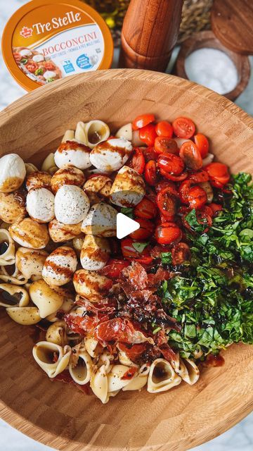 Jamie Milne on Instagram: "CAPRESE PASTA SALAD WITH CRISPY PROSCIUTTO Welcome to my new Summer Pasta Salad Series because there is nothing better than a pasta salad in the summer- am I right?! This Caprese Pasta Salad with Crispy Prosciutto is one of my favorite summer dishes to make and I made it with @TreStelleCanada Boccaccini, which is made with 100% Canadian dairy and doesn't use any salt or artificial ingredients in the ripening process! There are so many ways to use Boccaccini - I always have some in my fridge! Find the recipe below, enjoy xx #ad Caprese Pasta Salad with Crispy Prosciutto Serves 4 Ingredients 1 package pasta of choice 2 cups Tre Stelle Boccaccini 2 cups cherry tomatoes, halved 1 cup spinach, chopped 1/4 cup basil, chopped 4-6 pieces prosciutto 2 tbsp ba High Protein Caprese Salad, Meal Prep Caprese Salad, Creamy Caprese Pasta Salad, Caprese Pesto Pasta Salad, Toss Salad, Salad With Dressing, Caprese Pasta Salad Balsamic, Crispy Prosciutto, Caprese Pasta Salad