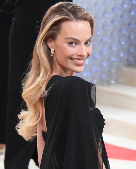 Long Hair Red Carpet, Gisele Bundchen Hair, Margot Robbie Hair, Legal Wedding, Oscar Hairstyles, Bridal Hair Down, Red Carpet Hair, Romantic Curls, Guest Hair