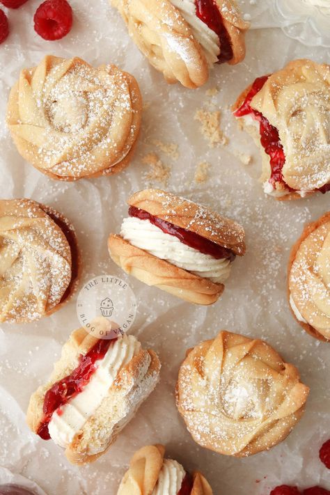 Vegan Viennese whirl biscuits with jam and cream Viennese Whirls, Vegan Christmas Cookies, Vegan Pastries, Yummy Biscuits, Vegan Baking Recipes, Vegan Christmas Recipes, Vegan Bakery, Flax Egg, Vegan Christmas