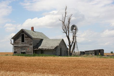 An abandoned farmhouse in northern Graham County, Kansas. Photo by Neil Croxton Kansas Farmhouse, Farm Scenery, Abandoned Farmhouse, Farmhouse Pictures, Abandoned Farm, Hut House, Creepy Houses, Old Abandoned Houses, Fine Art Landscape Photography