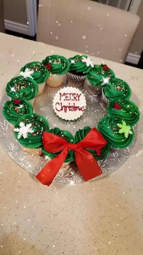 Christmas Cupcake Display Ideas, Christmas Cupcake Display, Cupcake Display Ideas, Wreath Cupcakes, Cupcake Board, Christmas Cupcake Cake, Christmas Cupcakes Decoration, Christmas Cupcake, Cupcake Display