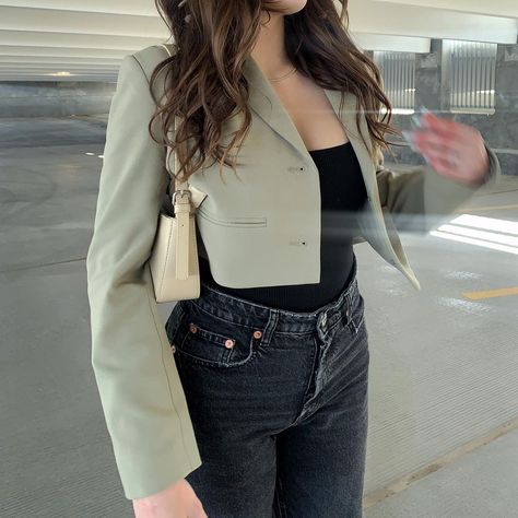 Green Crop Jacket Outfit, Blazer Crop Top Outfit, Cropped Blazer Outfit Street Style, Cropped Blazer Outfits, Blazer Outfit Street Style, Short Blazer Outfits, Blazer Outfits Street Style, Crop Blazer Outfit, Cropped Blazer Outfit