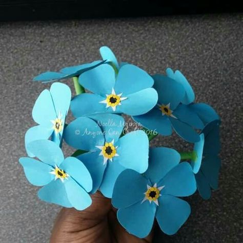 Diy Forget Me Not Flowers, Forget Me Not Craft, Paper Forget Me Not Flowers Diy, Forget Me Not Paper Flowers, Paper Bouquet Diy, Rolled Paper Flowers, April Flowers, Paper Bow, Rainbow Paper