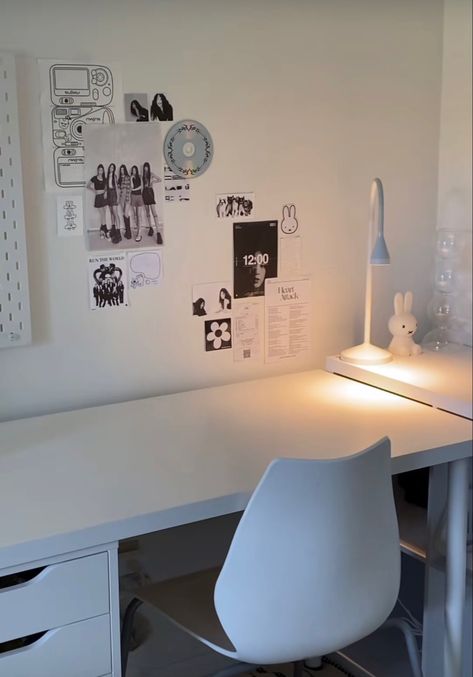 Acubi Room, Kpop Minimalist, Desk Idea, Small Room Makeover, Dream Dorm, Dream Desk, Cleaning My Room, Desk Inspo, College Room