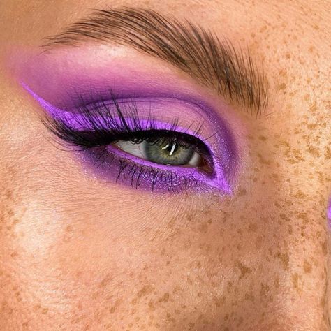 3,740 mentions J’aime, 133 commentaires – SUVA BEAUTY (@suvabeauty) sur Instagram : « This color makes us feel some kind of way 😌💜⁠ 📸@darianadar used #UVTaffies #HydraFX Palette🍬 » Neon Graphic Liner, Neon Eyeliner, Eye Inspiration, Suva Beauty, School Formal, Cake Liner, Purple Graphic, Neon Makeup, Rave Makeup