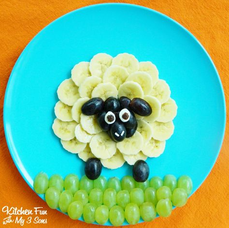 This Peachy Parrot looks beautiful and it only takes minutes to decorate!   <a href="http://www.kitchenfunwithmy3sons.com/2012/07/peachy-parrot.html">here</a> Healthy Fruit Snacks, Travel Recipes, Fest Mad, Fruit Animals, Food Art For Kids, Dessert Aux Fruits, Health Desserts, Edible Food, Deilig Mat