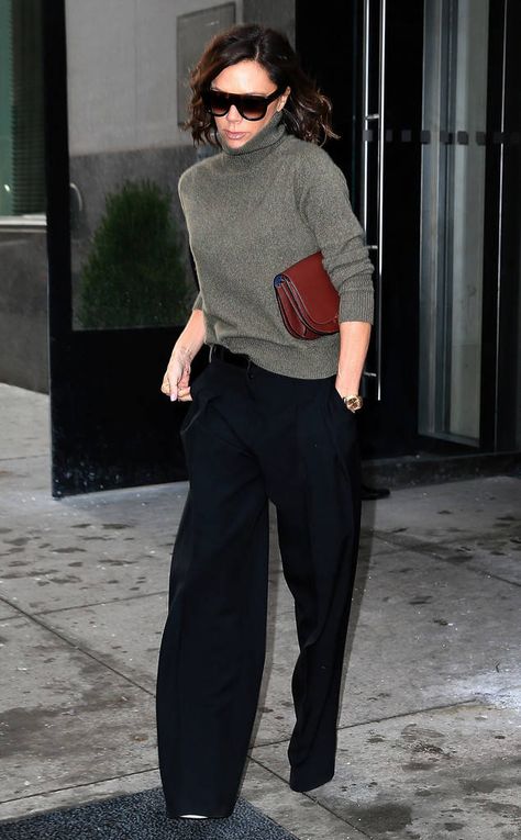 Victoria Beckham from The Big Picture: Today's Hot Photos  NYFW rush!  The fashion designer is seen leaving her office. Viktoria Beckham, Style Essence, Beckham Style, Minimalistic Outfits, Victoria Beckham Outfits, Chique Outfit, Victoria Beckham Style, Victoria Fashion, Pantalon Large