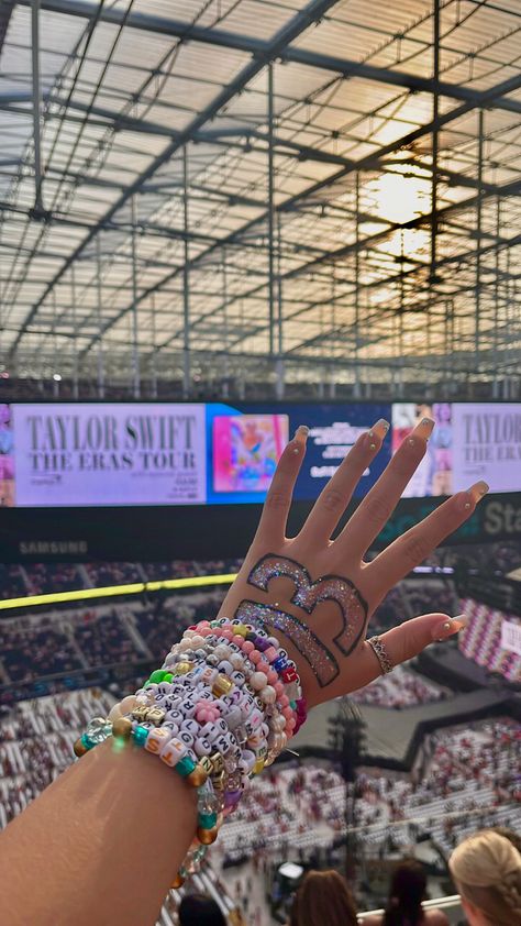 13, taylor swift, eras tour 13 Taylor Swift, Eras Tour Bracelets, Eras Tour Aesthetic, Tour Aesthetic, Taylor Swift Singing, Taylor Swift Tour Outfits, Swift Tour, Estilo Taylor Swift, Taylor Swift Cute