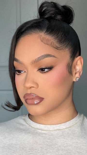 LOGAN NICOLE MUA on Instagram: "We love a good lip combo🖤 PRODUCT DETAILS: @makeupforever Lip Liner in “Versatile Chestnut” @sephora Lip Stain in “32” @NYX Professional Makeup Buttergloss in “Praline” @Maybelline New York Super Stay Vinyl Ink in “Capitvated”" Logan Nicole, Trucco Glam, Sephora Lip Stain, Brown Makeup Looks, Flawless Face Makeup, Birthday Makeup Looks, Sephora Lip, Natural Glam Makeup, Elegantes Makeup