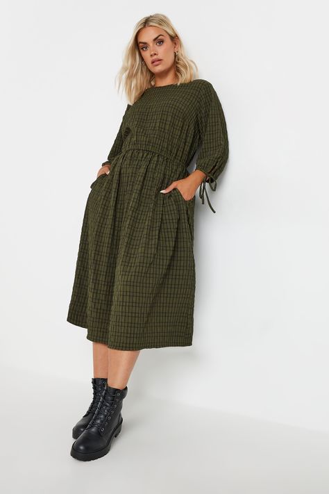 Introduce new and trending textures to your dress collection. Made from a comfortable woven fabric, this check print dress features a crinkle texture, back keyhole detail, 3/4 length sleeves and an elasticated waist for a figure-flattering look. Style with boots for an elevated everyday look you'll be wearing on repeat.  A must-have this season! Plus Size Work Dress, Trending Textures, Plus Size Autumn Dresses, Check Print Dress, 2024 Lookbook, Outfit Curvy, Sukienki Plus Size, Dark Autumn, Corporate Outfits