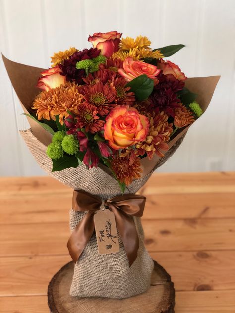 Floral Bouquets to Send - Cranbury Fields' Fall Traditional Bouquet. Check out our amazing fresh floral bouquets to send to your loved ones. We offer nationwide delivery for our fresh cut artisanal burlap wrapped bouquets. Our online flower delivery company is a terrific way to shop for all of your flower gifts year round! Here is the link to this lovely Fall Traditional Bouquet from Cranbury Fields Flower farm.  Shop this Fall Traditional Bouquet now  👇 https://cranburyfields.com/product/tr... Round Bouquet Wrapping, Bouquet Wrapped In Newspaper, Kraft Paper Bouquet Wrapping, Wrapped Bouquet Of Flowers Brown Paper, Flower Bouquet Paper Wrap, Sunflower Bouquet Wrapped In Paper, Burlap Bouquet, Fall Wraps, Flower Bouquet Delivery