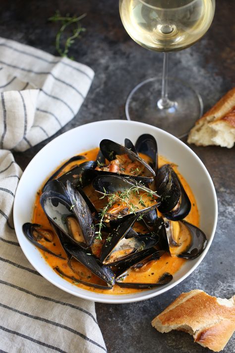 Stomach Rumbling, Steamed Mussels, Mussels Recipe, Seafood Dinner, Savory Recipes, Food Restaurant, Fish Dishes, Seafood Dishes, Fish And Seafood