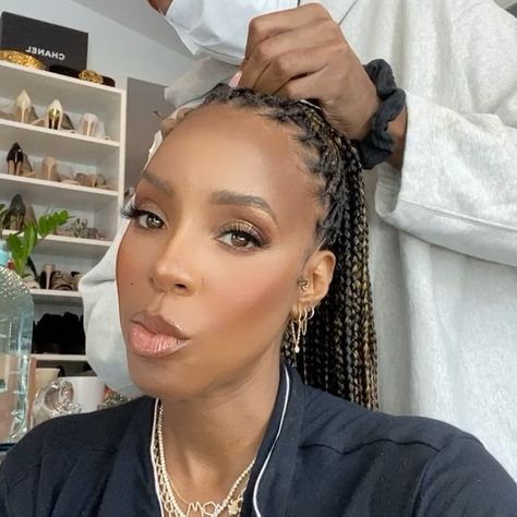 Kelly Rowland shared a post on Instagram: “Morning!” • Follow their account to see 1,231 posts. Celebrity Twins, Remy Ma, Cynthia Bailey, Keyshia Cole, Lauren London, Protective Hairstyle, Box Braid, Fulani Braids, Kelly Rowland