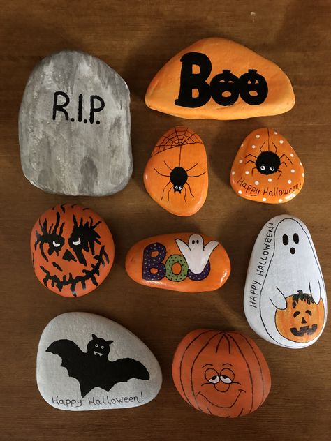 Rock Painting With Markers, Rock Painting Ideas Halloween Easy, Halloween Stones Painting, Cute Halloween Rock Painting Ideas, Rock Painting Ideas Fall, Painted Rocks Halloween, Halloween Rock Painting Ideas Easy, Fall Rock Painting Ideas Easy, Halloween Rocks Painted Ideas