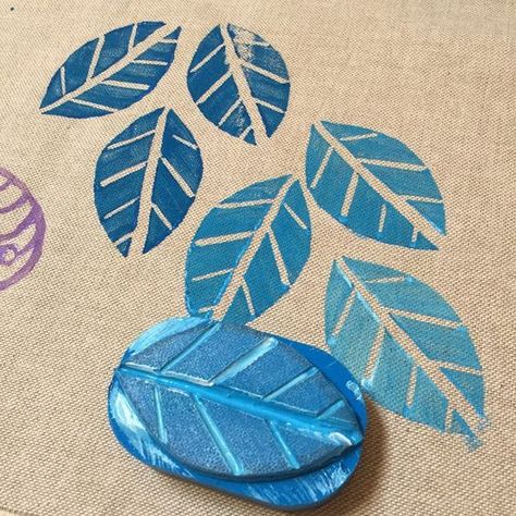 Block Printing Diy, Potato Printing, Potato Print, Block Painting, Lino Art, Vegetable Prints, Handmade Stamps, Fabric Stamping, Stamp Printing