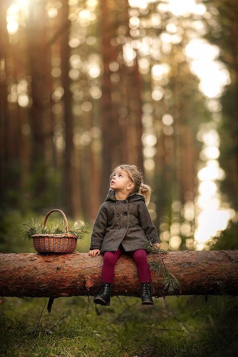 Children Photography Ideas, Toddler Photoshoot, Children Photography Poses, Toddler Photos, Fall Family Pictures, Toddler Photography, Photographie Portrait Inspiration, Foto Baby, Foto Tips