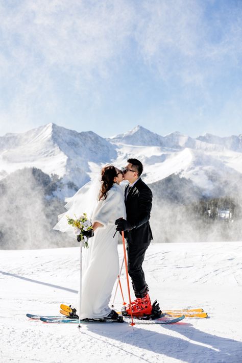 Bride and groom on skis kissing with stunning mountain backdrop. Ski Slope Wedding, Skiing Wedding Photos, Winter Ski Wedding, Copper Mountain Colorado Ski, Ski Elopement, Moodboard Website, Alpine Wedding, Snowboard Wedding, Copper Mountain Colorado