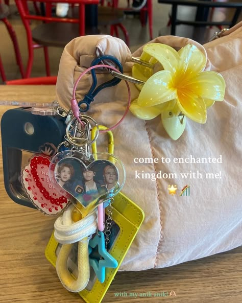 Anik Anik Bag, Kpop Gifts Ideas, Anik Anik, Photocard Aesthetic, Dump Aesthetic, Aesthetic Archive, Inside My Bag, S.coups Seventeen, Cute Simple Nails