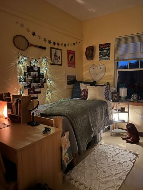 #college #collegedormrooms #dormdecor #dormlife Guy College Apartment Ideas, Single Bed Bedroom Ideas Aesthetic, College Fun Aesthetic, Uchicago Dorm, Dorm Breakfast, Ucf Dorm, Dorm Needs, College Dorm Room Aesthetic, Dorm Tour