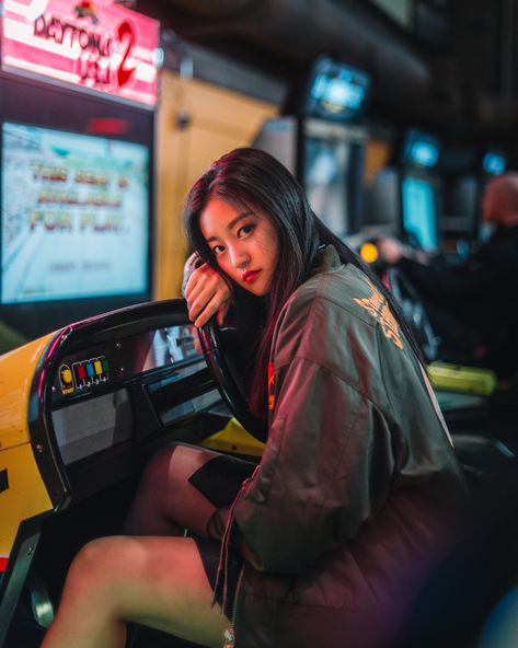 Arcade Arcade Photography, Shadow Cosplay, Arcade Shoot, Arcade Photoshoot, Photoshoot Ideas Outdoor, Photography References, Game Photography, Game Arcade, Neon Photography