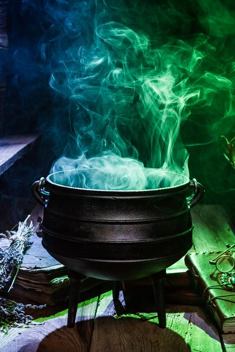 HomeGoods is selling a flaming cauldron essential oil diffuser for Halloween. See how to decorate your home for Halloween with the spooky aroma diffuser. Books Harry Potter, Felix Felicis, Harry Potter Potions, Halloween Jokes, Harry Potter Universal Studios, Professor Snape, Ron And Hermione, Hand Poured Soy Candles, Oil Diffuser Blends