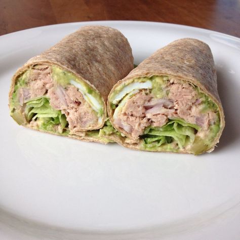 Whole wheat wraps with avocado, an eggwhite omelette, tuna and lettuce! Tuna Wrap Recipe Healthy, Tuna And Lettuce, Wraps With Avocado, Tuna Wraps Recipes, Wraps Recipes Healthy, Meal Box, Healthy Wraps, Breakfast Wraps, Meal Prep Clean Eating