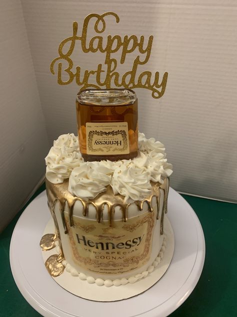 Hennessy Cake For Women, Hennessy Cake Recipe, Hennessey Cake, Infused Cupcakes Recipes, Melanin Wedding, Hennessy Party, Guy Cakes, Liquor Cakes, Boozy Cakes