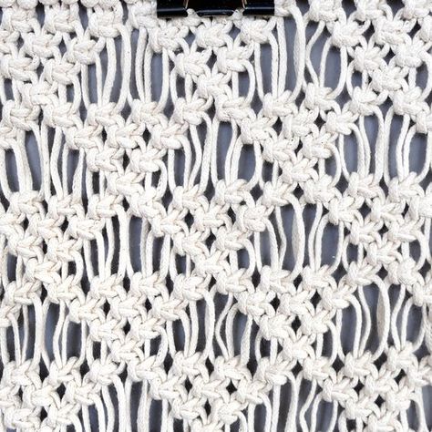 Square Knot Mesh of Triangles (DIY) Diy Easy Macrame, Macrame Triangle, Macrame School, Macrame Creations, Easy Macrame, Macrame Knots Tutorial, Macrame Knots Pattern, Knots Tutorial, Macrame Wall Hanging Patterns