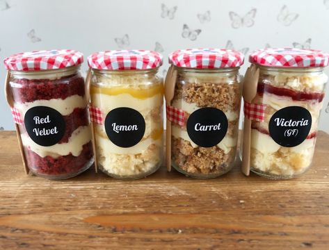 Cake-in-a-jar Dessert Jar Packaging, Jar Desserts Packaging, Cake Jars Packaging, Cake Jars Ideas, Cake In Jar Ideas, Cake In A Jar Packaging Ideas, Desert Jars, Cookie Photoshoot, Mason Jar Desserts Recipes