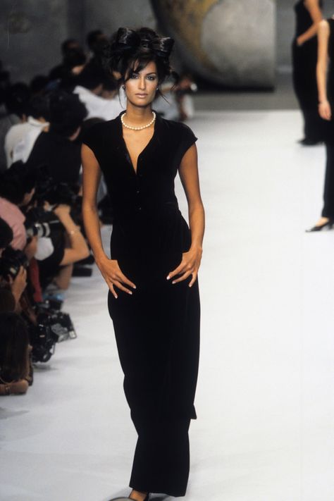 Vintage Chanel Runway, Chanel 1996, Yasmeen Ghauri, 90s Runway Fashion, Vintage Runway, Original Supermodels, Chanel Spring, Runway Collection, Fashion Show Collection