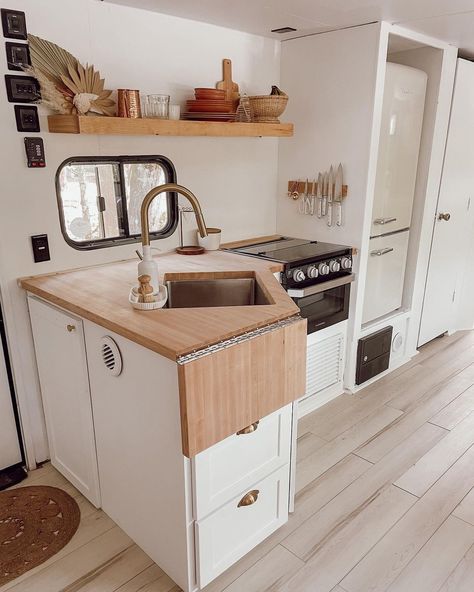 Flip-Up RV Kitchen Countertop Extensions Kitchen Countertop Extension, Smart Small Kitchen, Creative Small Kitchen, Rv Decorating Ideas, Rv Decorating, Rv Interior Remodel, Camper Interior Design, Tiny House Camper, Camper Kitchen