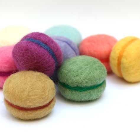 The cutest little felt macaroons - for when you want them but don't want the calories :) Diy Laine, Felt Cake, Sculpture Textile, Felt Fruit, Macaron Cake, Play Food Set, Felt Play Food, Wool Needle Felting, Felt Fairy