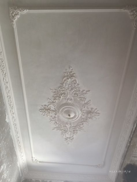 Picture Frame Ceiling, Roman Ceiling Design, Putti Design For Wall, Italian Ceiling Design, White Ceiling Design, Ceiling Corner Design, Ceiling Molding Design, Bedroom False Ceiling Design Modern, Decorating Ceiling