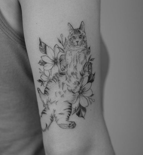 Flower kitty for Cassie 🌸🐱🌸 #cattoo #cattattoo #mainecoon #animaltattoo #pettattoo #cutetattoo #floraltattoo Hunter Tattoo, Botanical Tattoo, B Tattoo, Line Work Tattoo, Fine Line Tattoos, Sphynx, Blackwork Tattoo, Animal Tattoos, Cat Tattoo