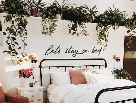 Living Room Plants Decor Small Spaces, Back Of Bed Wall Decor, Bedroom Decor For Women In Their 20s, Bare Wall Ideas Bedroom, Adult Boho Bedroom Decor, Corner Bed Wall Decor, Boho Adult Bedroom, Cozy Christmas Living Room Apartment, Behind The Bed Wall Decor