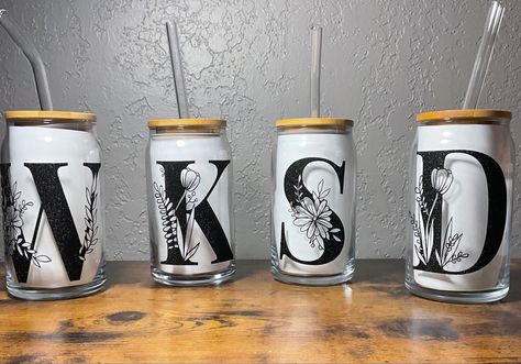 Beer Can Glass Design Diy, Beer Glasses Vinyl, Glass Cups With Vinyl Cute Ideas, Glass Beer Can Cups, Coaster Design Ideas, Beer Glass Design, Starbucks Ideas, Vinyl Business, Beer Glass Cups