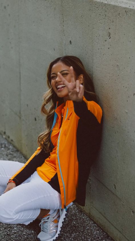 Female F1 Driver Aesthetic Mclaren, Bianca Bustamante Icon, Bianca Bustamante F1 Academy, Mclaren Girl, F1 Academy, Female Racers, Women Drivers, Step Siblings, Famous Singers