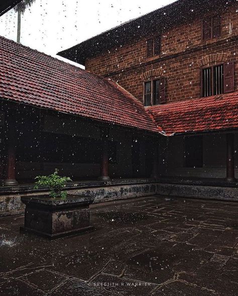 Naalukettu House, Nalukettu Houses Kerala, Traditional Indian Houses, Old House Design, Kerala Traditional House, Indian House Exterior Design, Indian Houses, Kerala Architecture, Small Space Interior Design